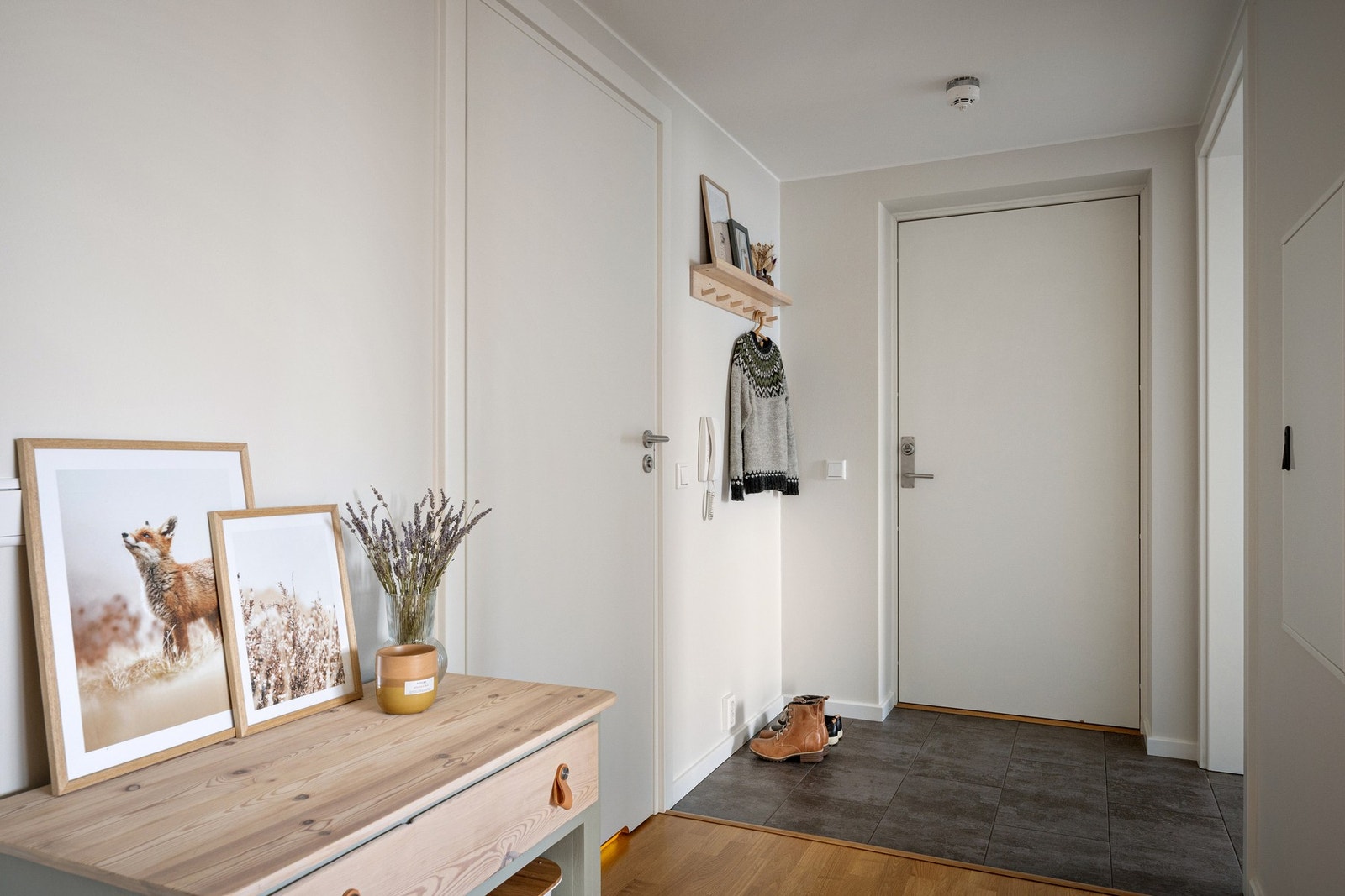 Flott inngangsparti med fliser på gulvet med vannbåren varme Galleribilde