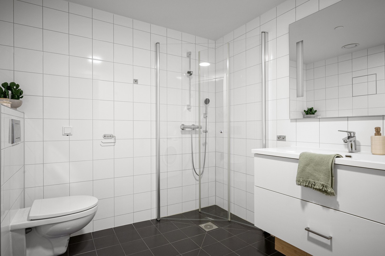 Pent og innbydende baderom med vannbåren varme i gulvet Galleribilde