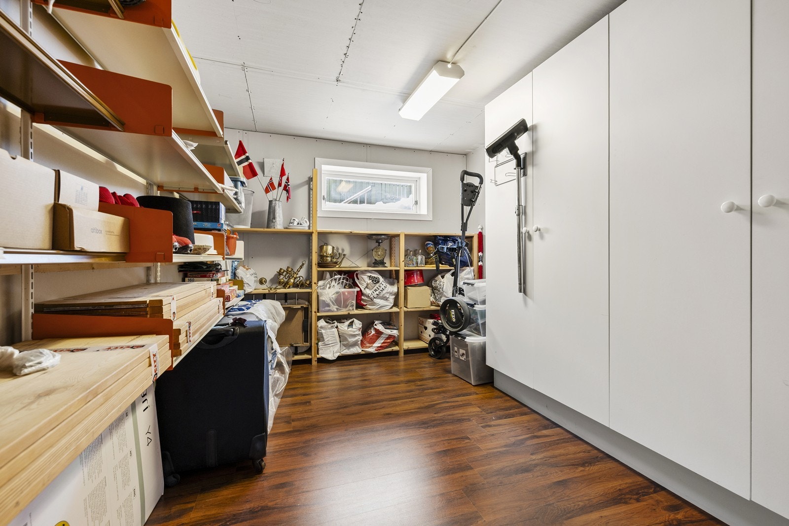 Kjelleren har to boder som gir rikelig med lagringsplass. Galleribilde