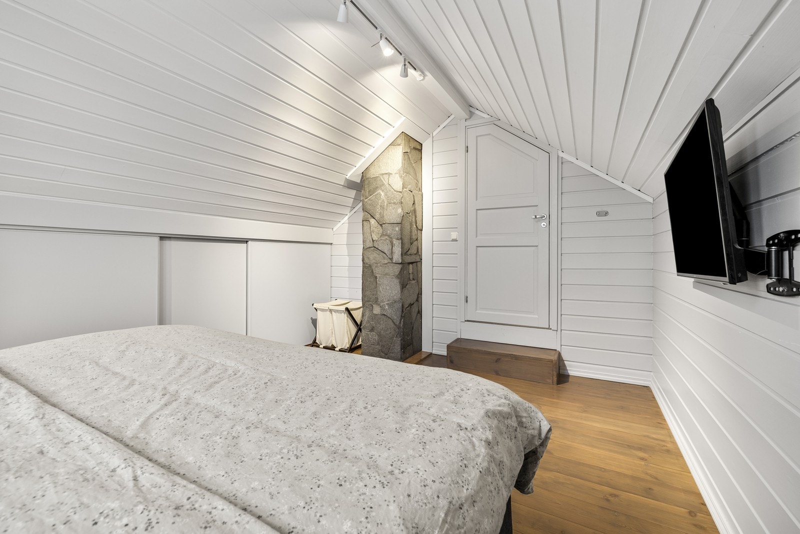 Det innredede rommet er en del av tilbygget fra 1999. Det gjøres oppmerksom på at dette rommet ikke er byggemeldt eller godkjent for varig opphold. Galleribilde