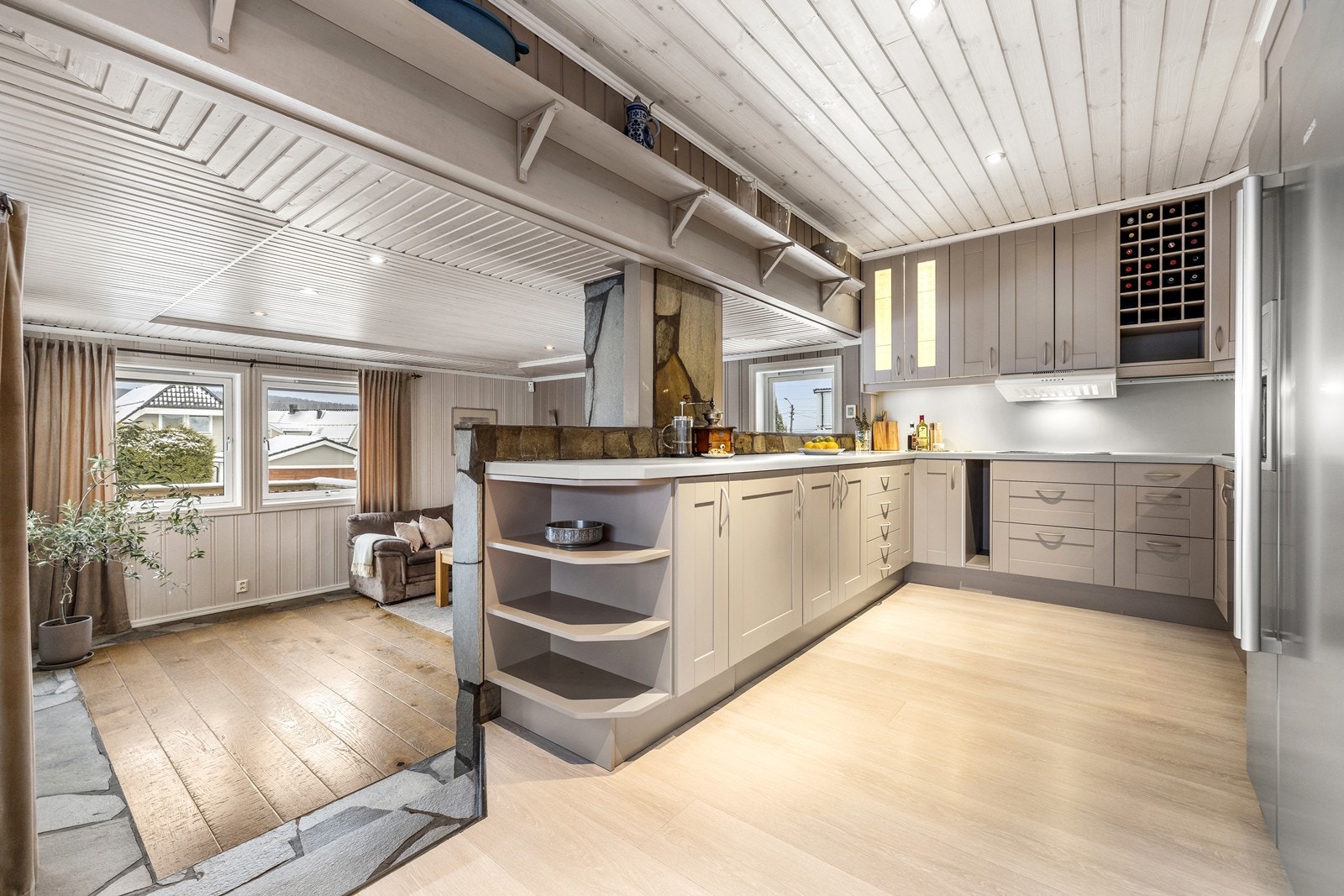 Av utstyr finnes integrert stekeovn og platetopp, samt frittstående oppvaskmaskin og kjøleskap. Galleribilde