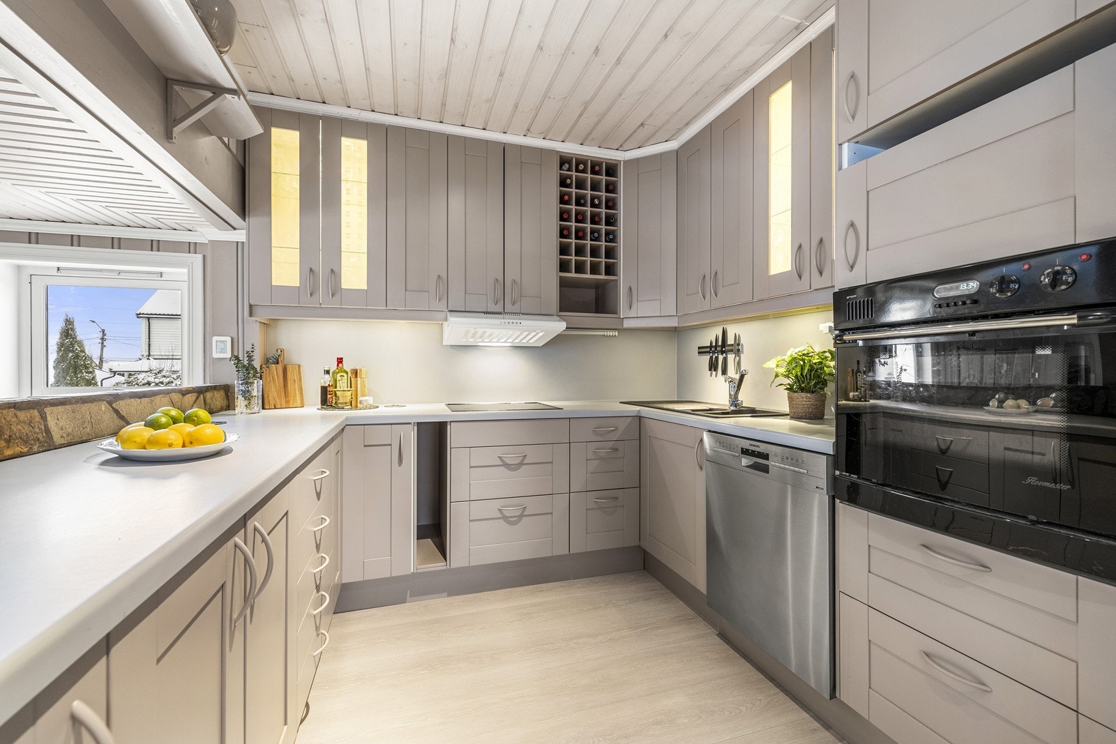 Her er det mye skap- og benkeplass, samt detaljer som takhøye overskap med belysning i underkant. Galleribilde