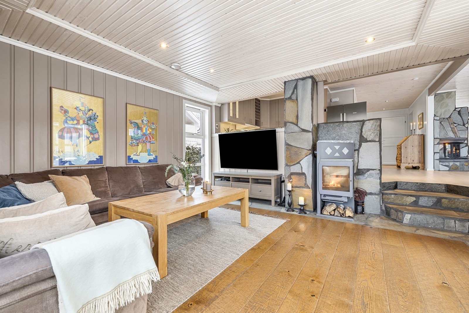 Her kan de ulike sonene innredes etter ønske og det er naturlig plass for både spisestue, sofagruppe og TV-stue. Galleribilde