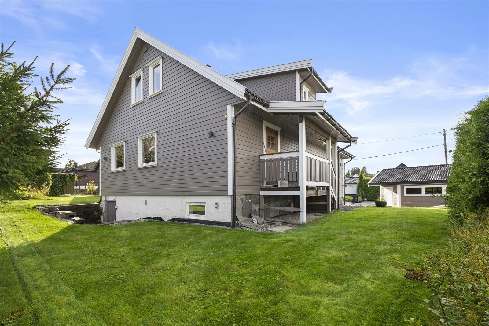 Sommerbilder med flott plen og beplantning. Galleribilde