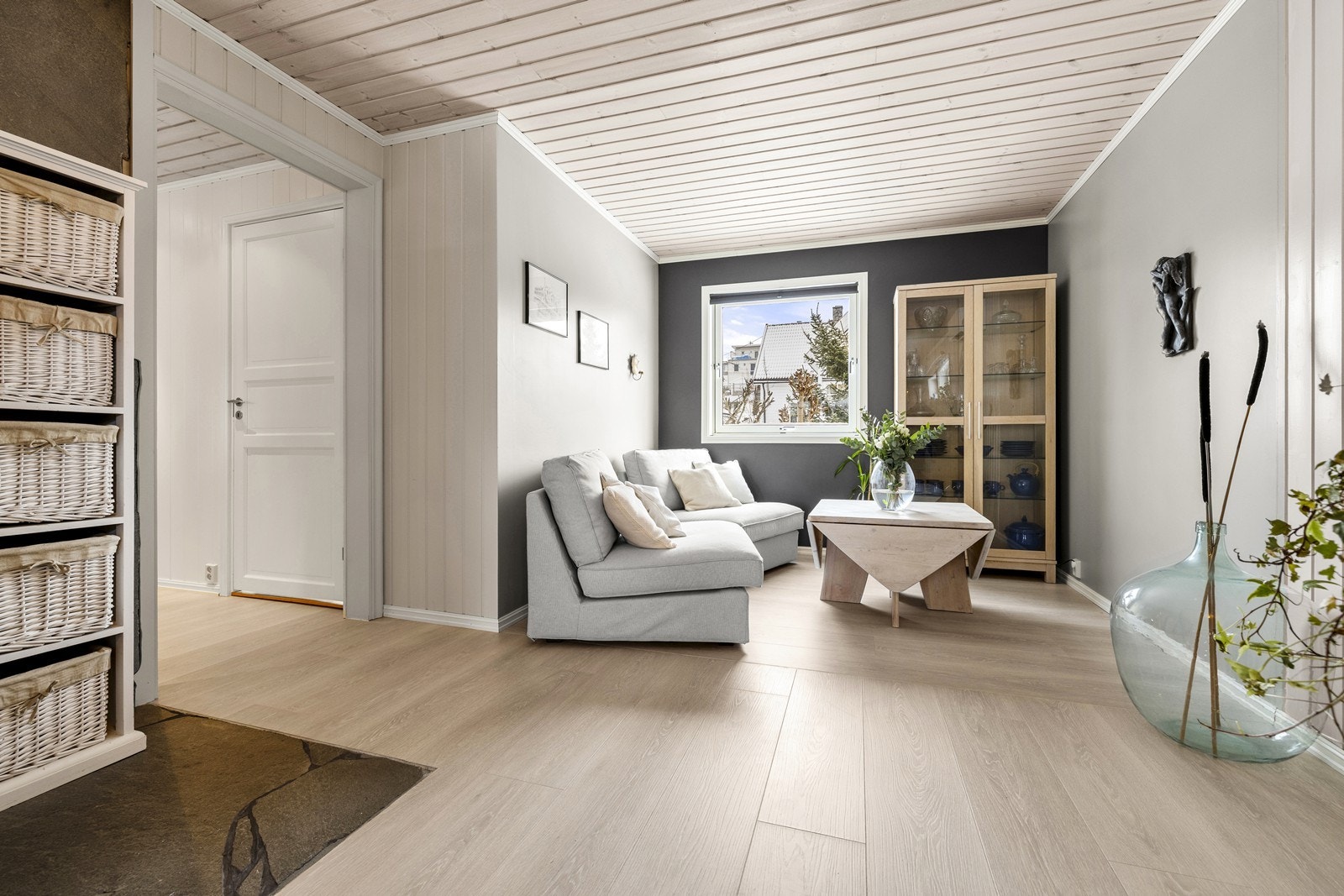 Sittegruppe. Galleribilde