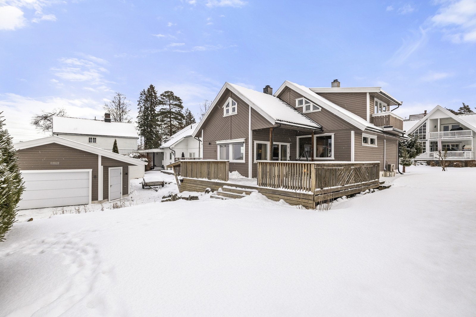 Eiendommen har stor hage og en frittstående garasje. Galleribilde
