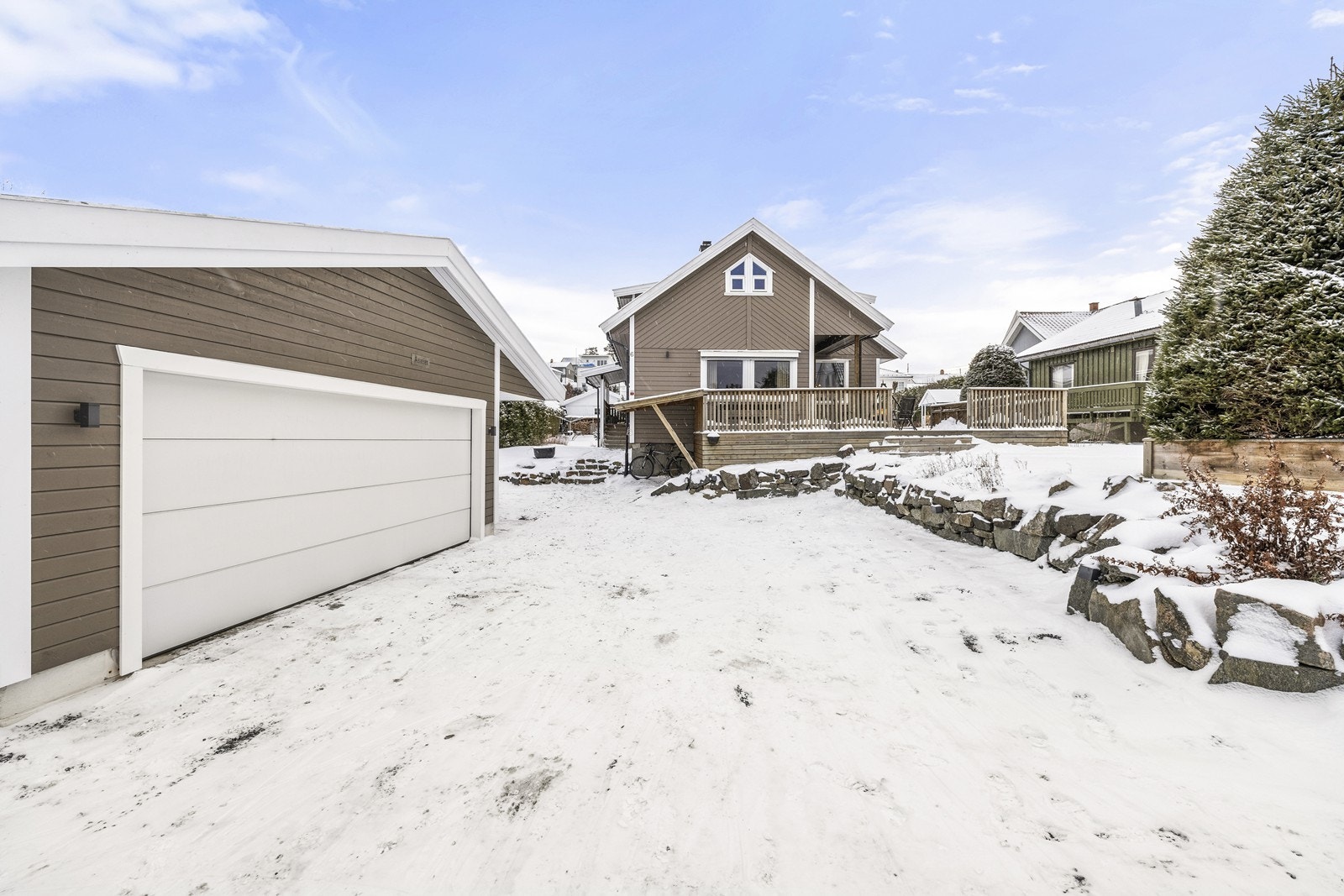 Innkjørsel med dobbeltgarasje. Galleribilde