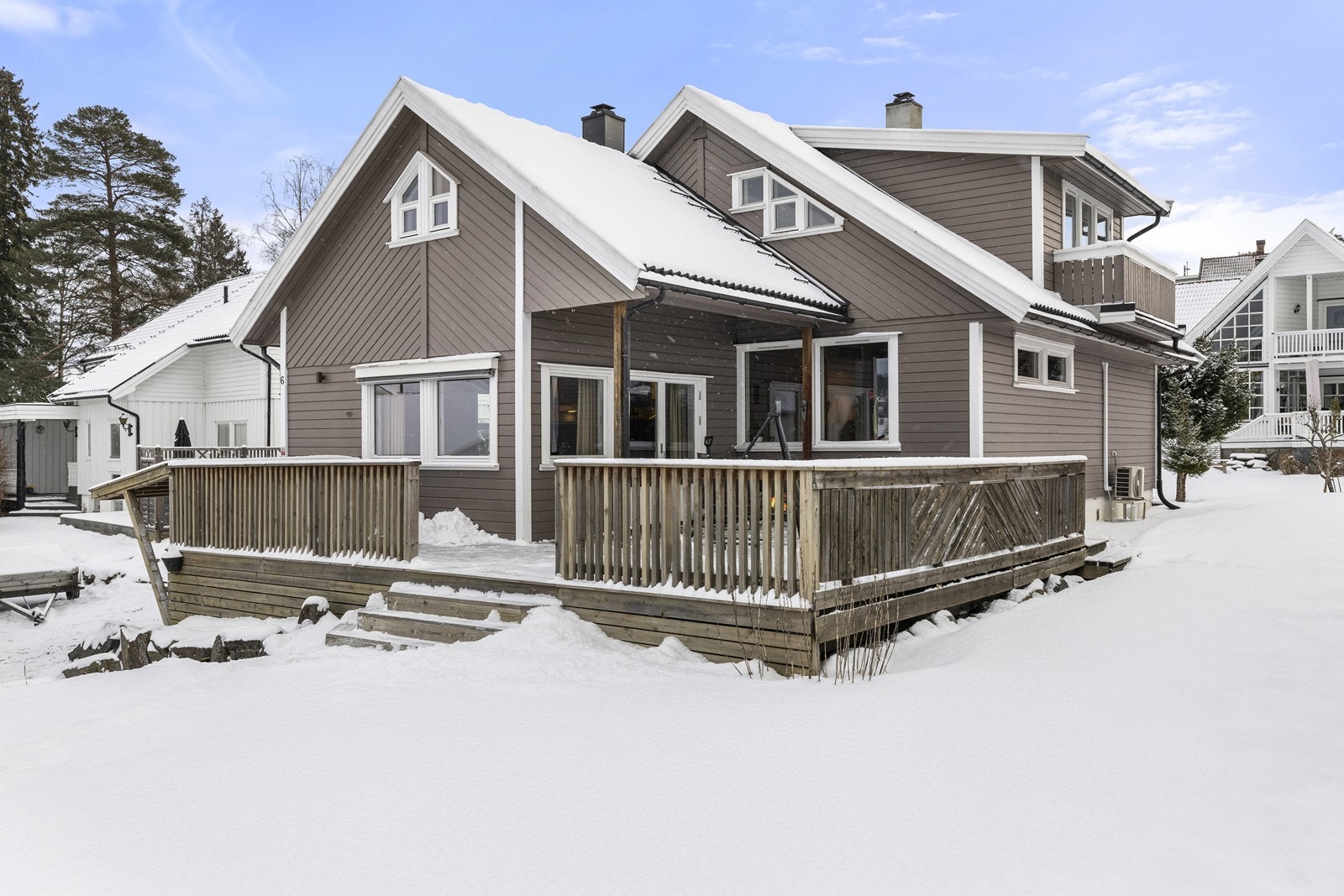 Enebolig med stor terrasse og flott uteområde. Galleribilde