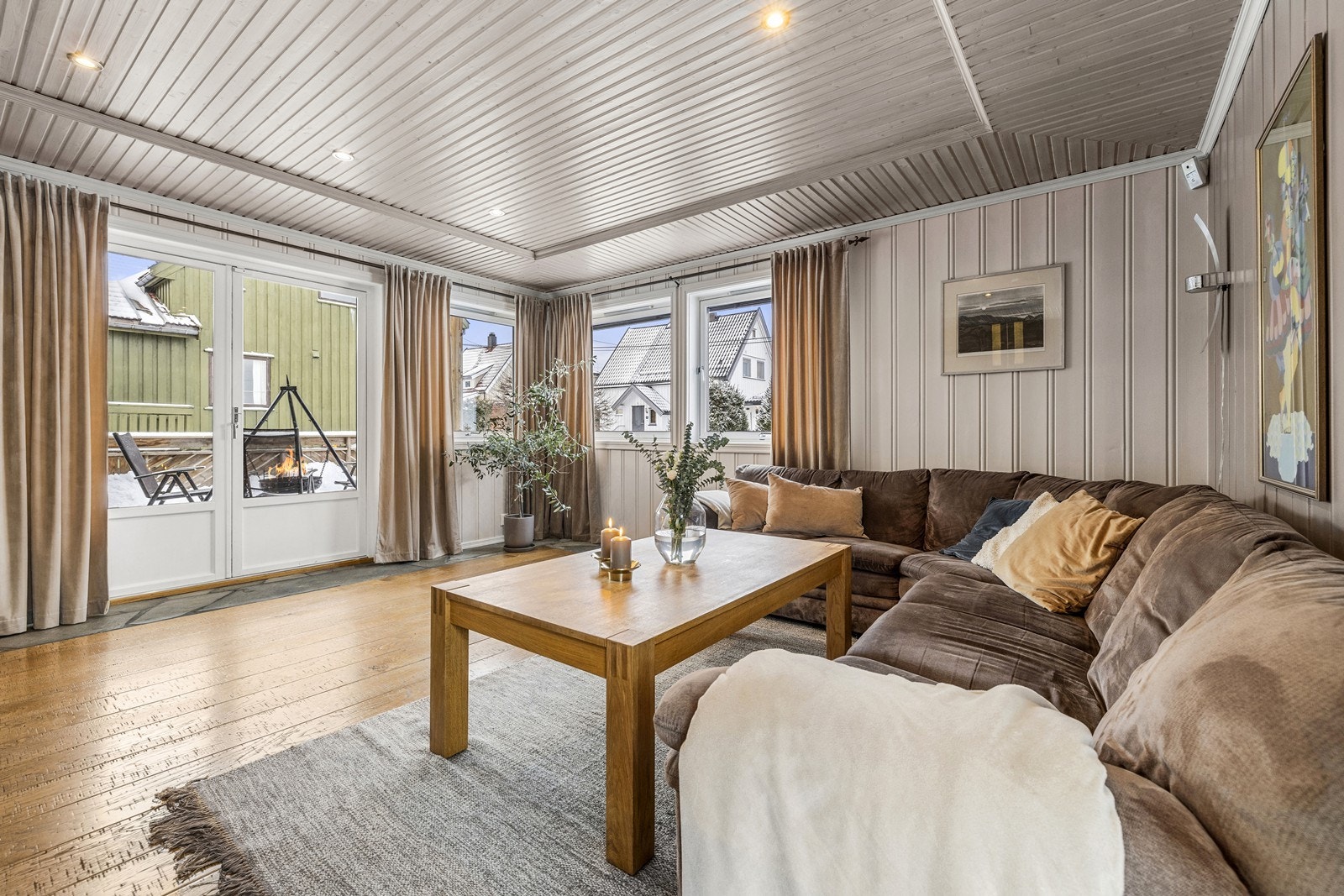 Stue i ulike soner og med åpen løsning mot kjøkken. Galleribilde