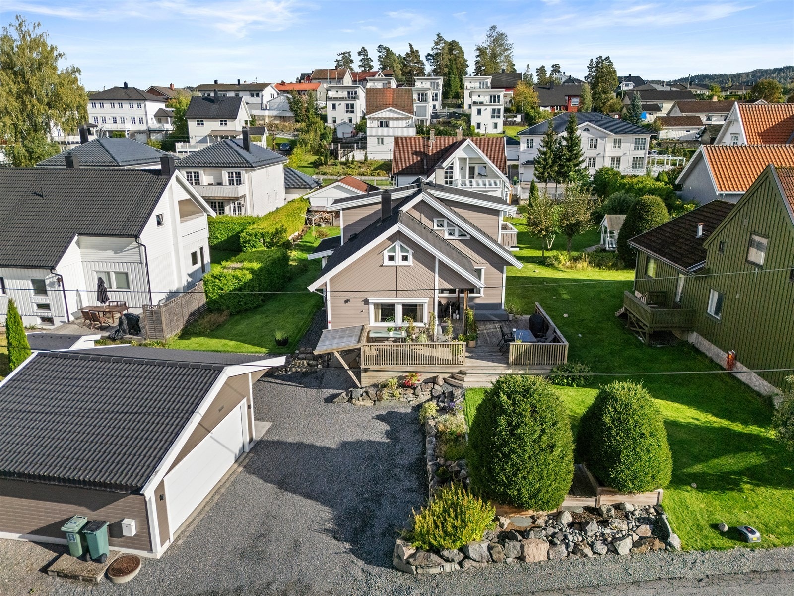 Herfra er det kort vei til Strømmen Storsenter med et bredt utvalg av butikker og tjenester. Galleribilde