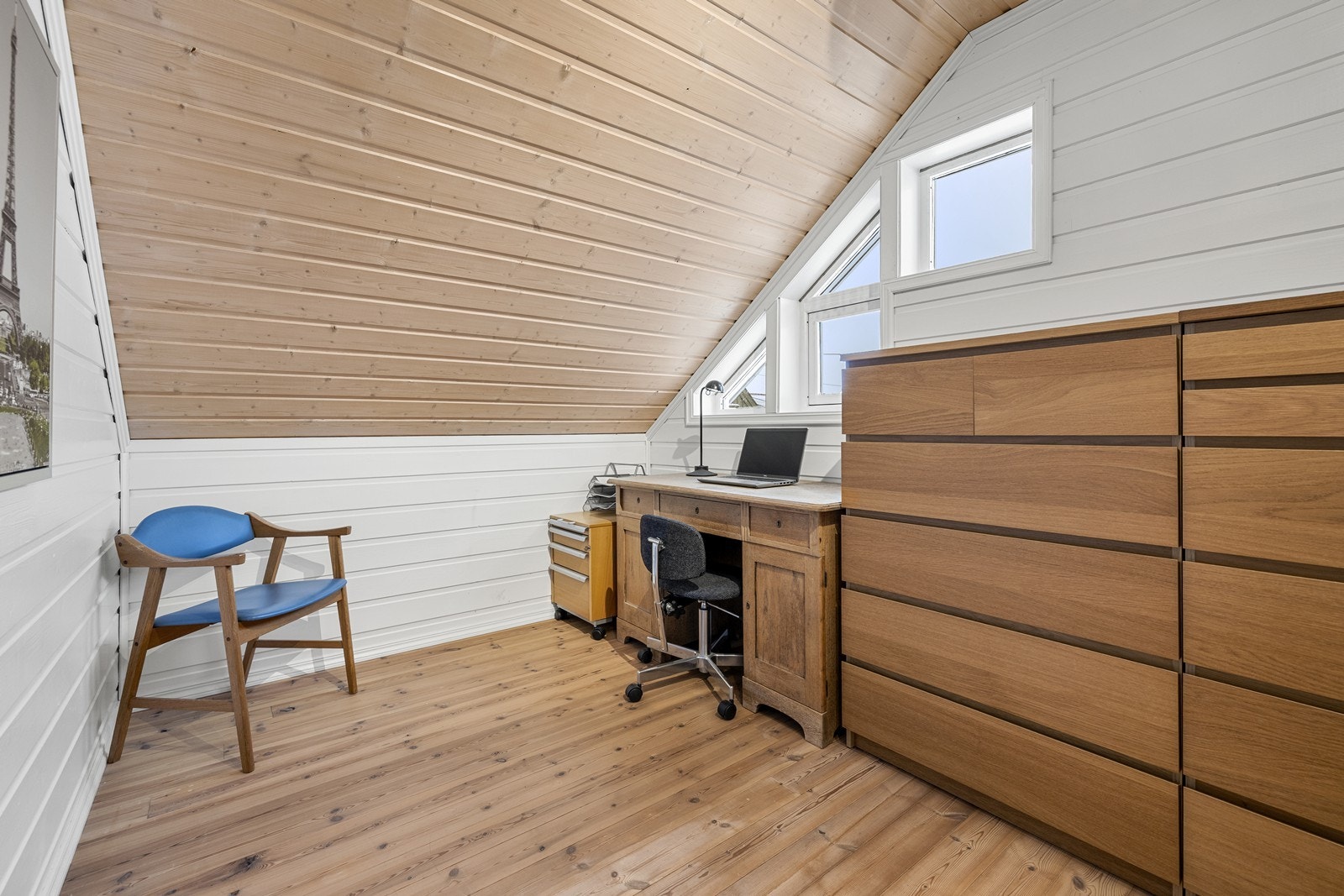 Hobbyrom benyttet som kontor og med mye tilgjengelig oppbevaringsplass. Galleribilde