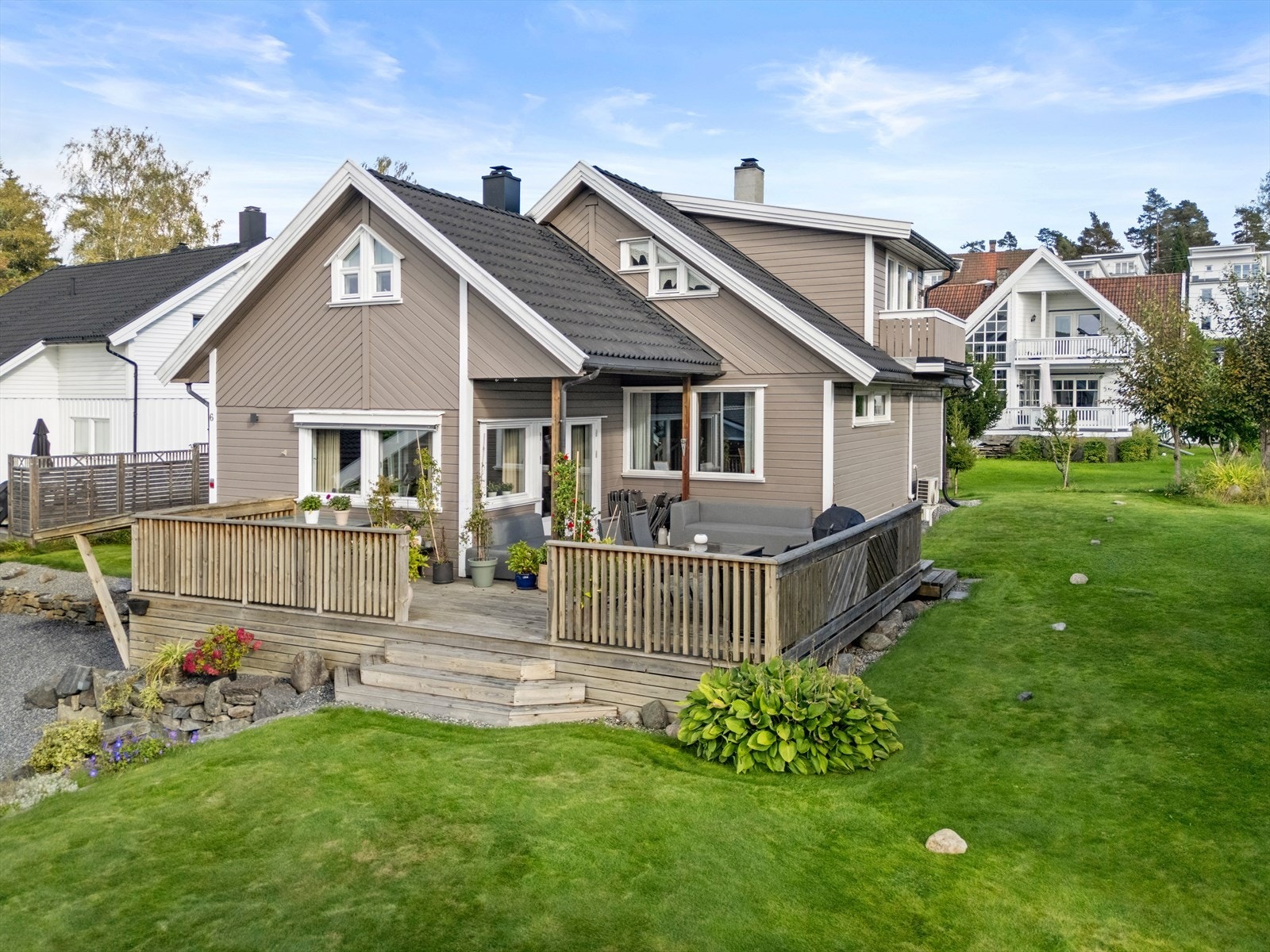 Terrassen blir en naturlig forlengelse av stuen i sommerhalvåret. Galleribilde