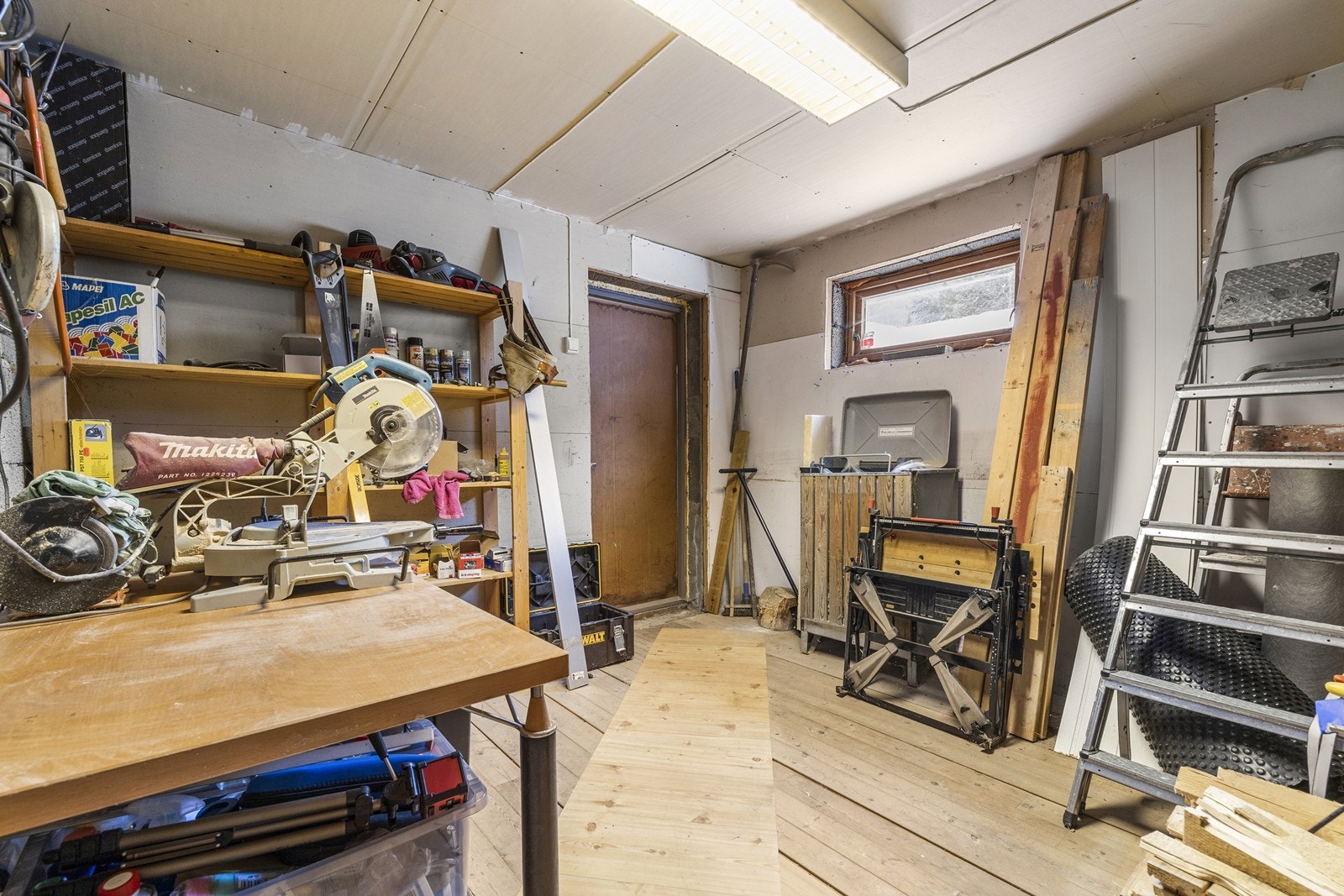 Et eget verksted i kjelleren gir gode muligheter for snekring og prosjekter. Galleribilde