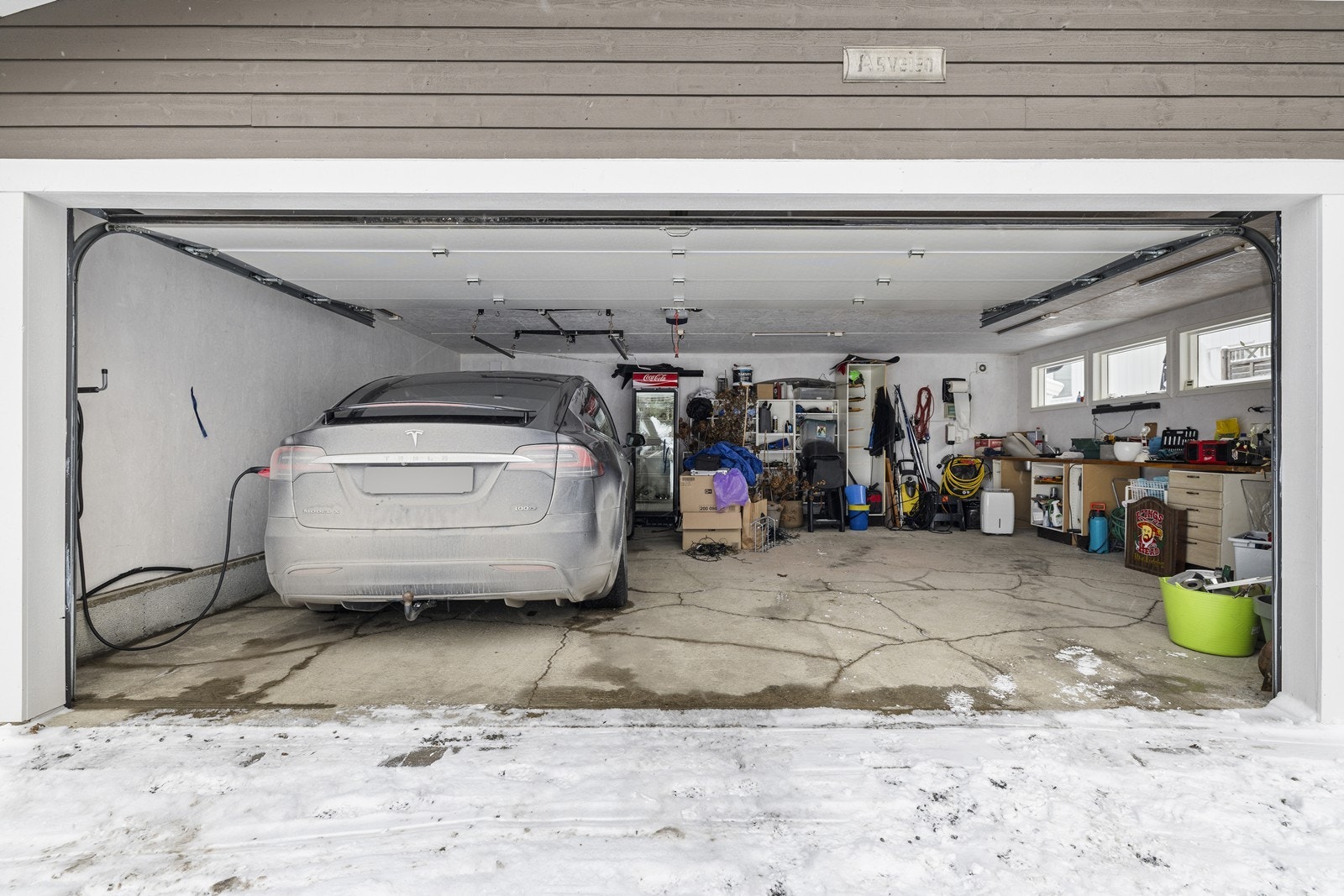 Garasjen er isolert og har leddport med motorisert åpner. Galleribilde