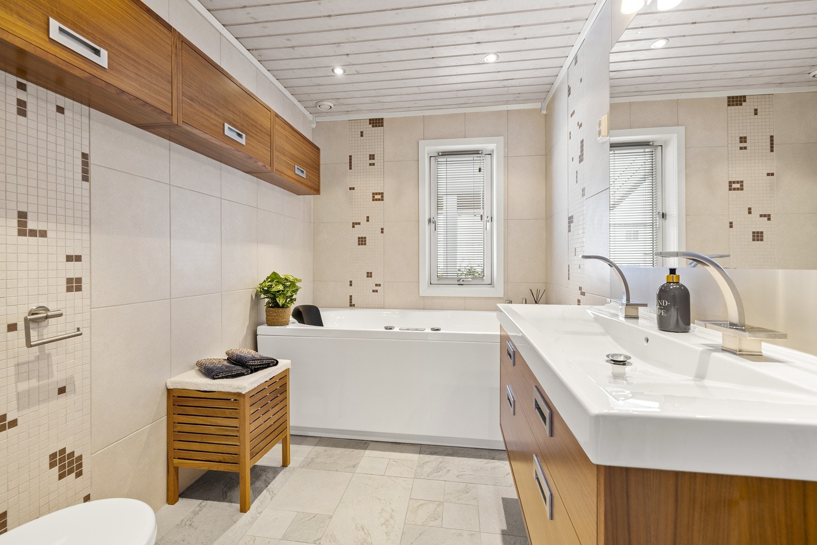 Baderom med flislagte overflater fra 2007. Galleribilde