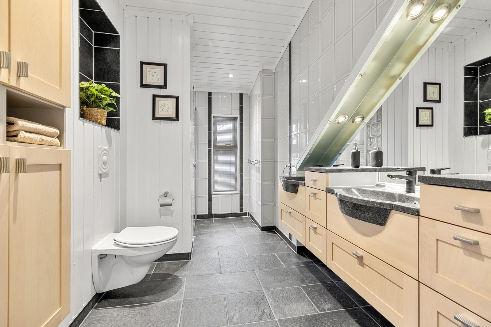 Baderom med flislagte overflater, pusset opp i 2002. Galleribilde