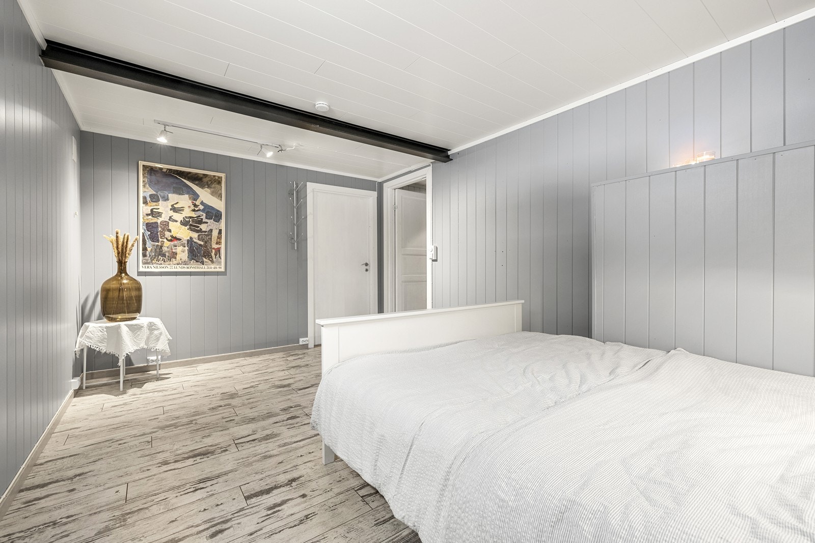 Kjelleren inneholder to innredede rom som i dag er benyttet som soverom og treningsrom. Galleribilde