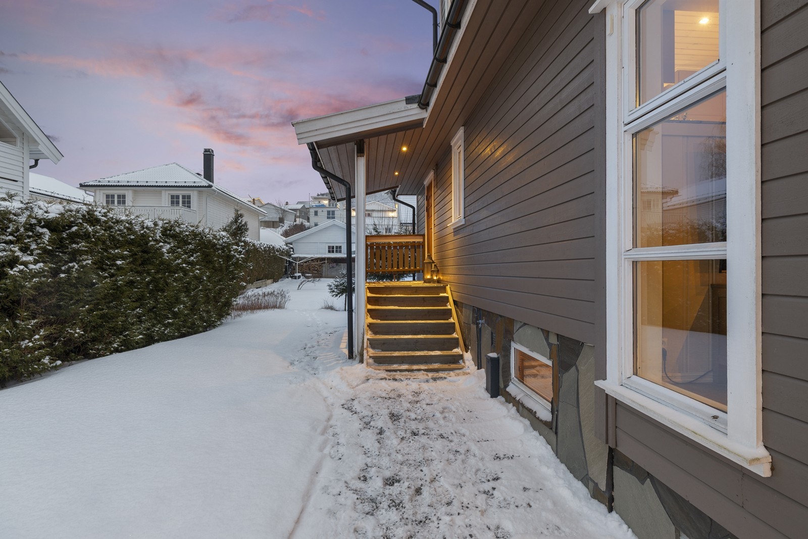 Overbygget inngangsparti med belysning. Galleribilde