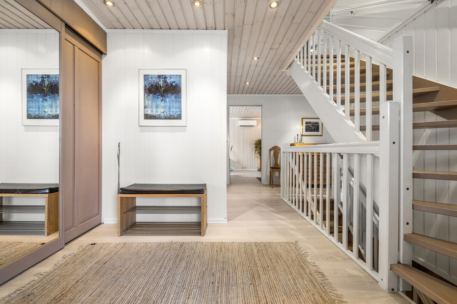 Mulighet for oppbevaring av yttertøy og sko, samt skyvedørsgarderobe med ytterligere oppbevaringsplass. Galleribilde