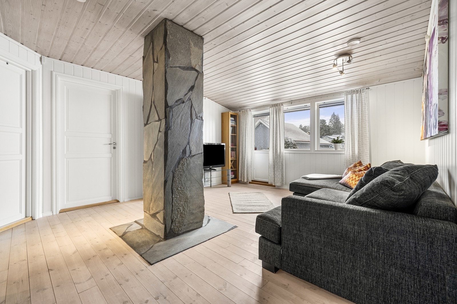 Lys og trivelig loftstue med mange bruksmuligheter. Galleribilde