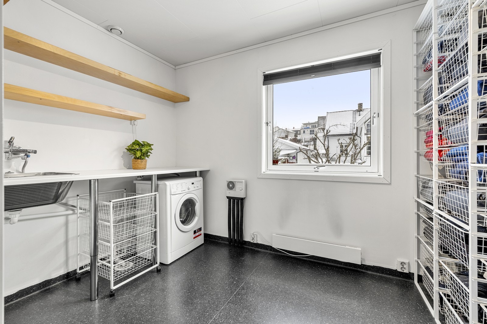 Vaskerom med vinylbelegg på gulv og malte overflater. Galleribilde