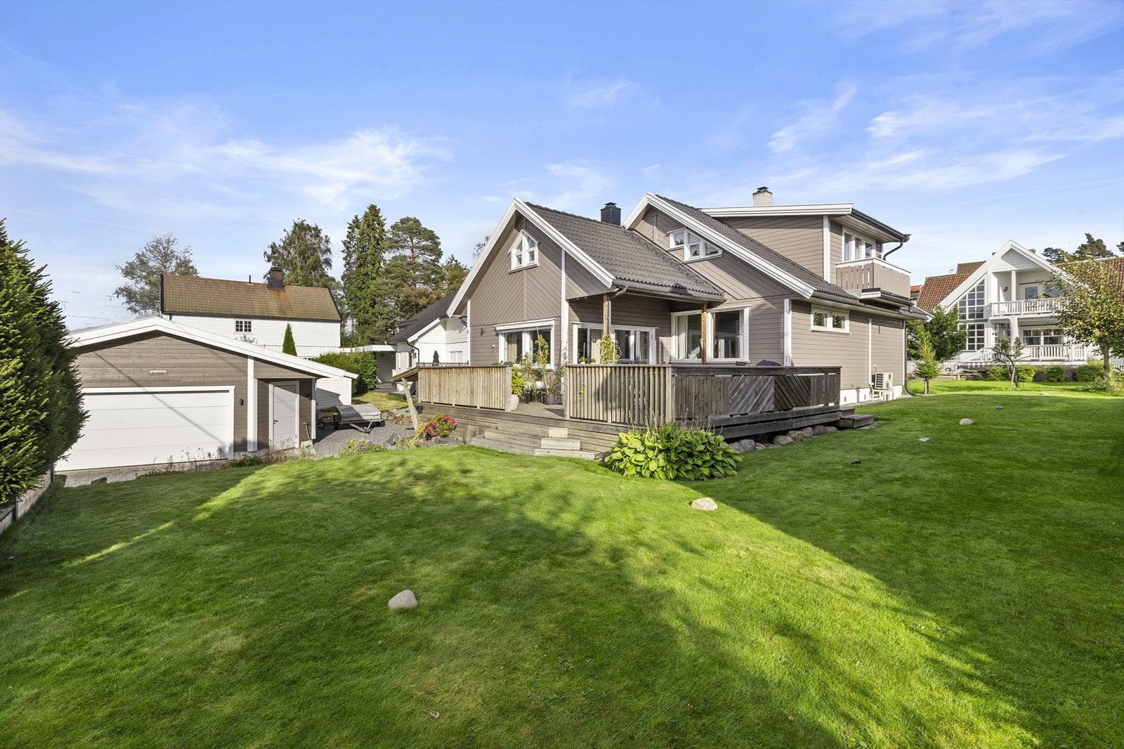 Sommerstid byr hagen på store, grønne arealer for lek og rekreasjon. Galleribilde