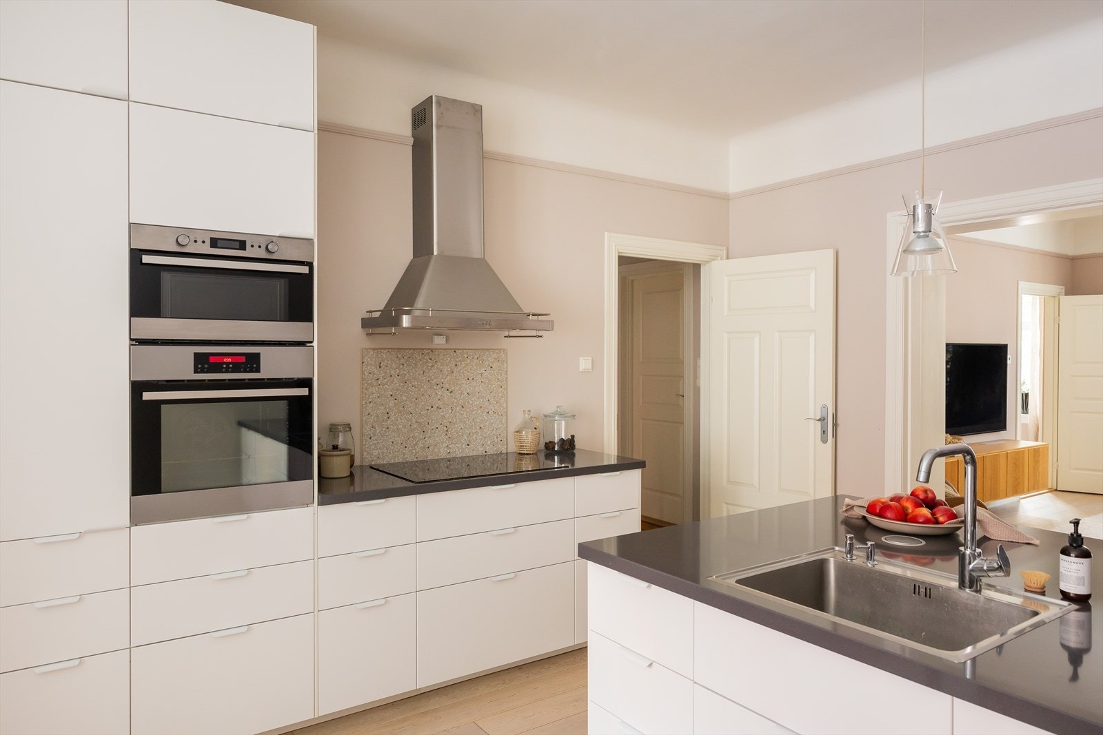 Kjøkkenet fremstår som romslig og funksjonelt, med tidløse, glatte fronter og solide materialvalg. Galleribilde