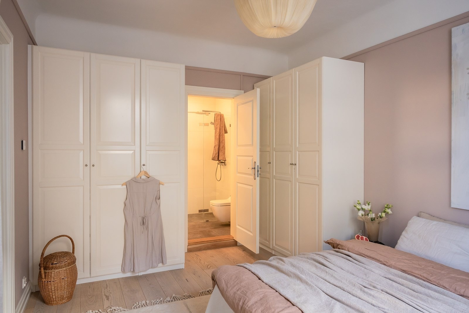 Her er det etablert romslige garderobeløsninger som sikrer god oppbevaring. Galleribilde