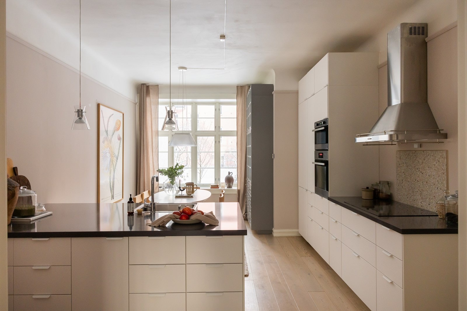 En gjennomgående og klassisk 4-roms selveier med peis og generøs takhøyde. Galleribilde