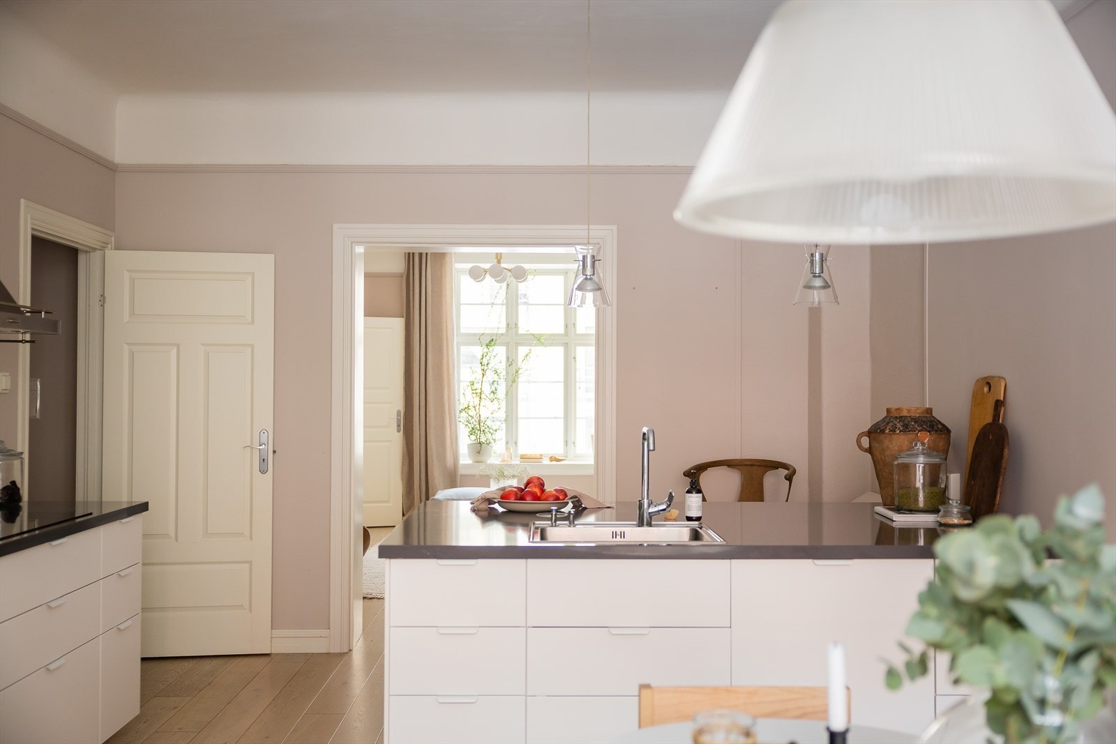 Kjøkkeninnredningen er levert av IKEA i 2013/2014 og fronter er nylig utskiftet i 2025/26. Galleribilde