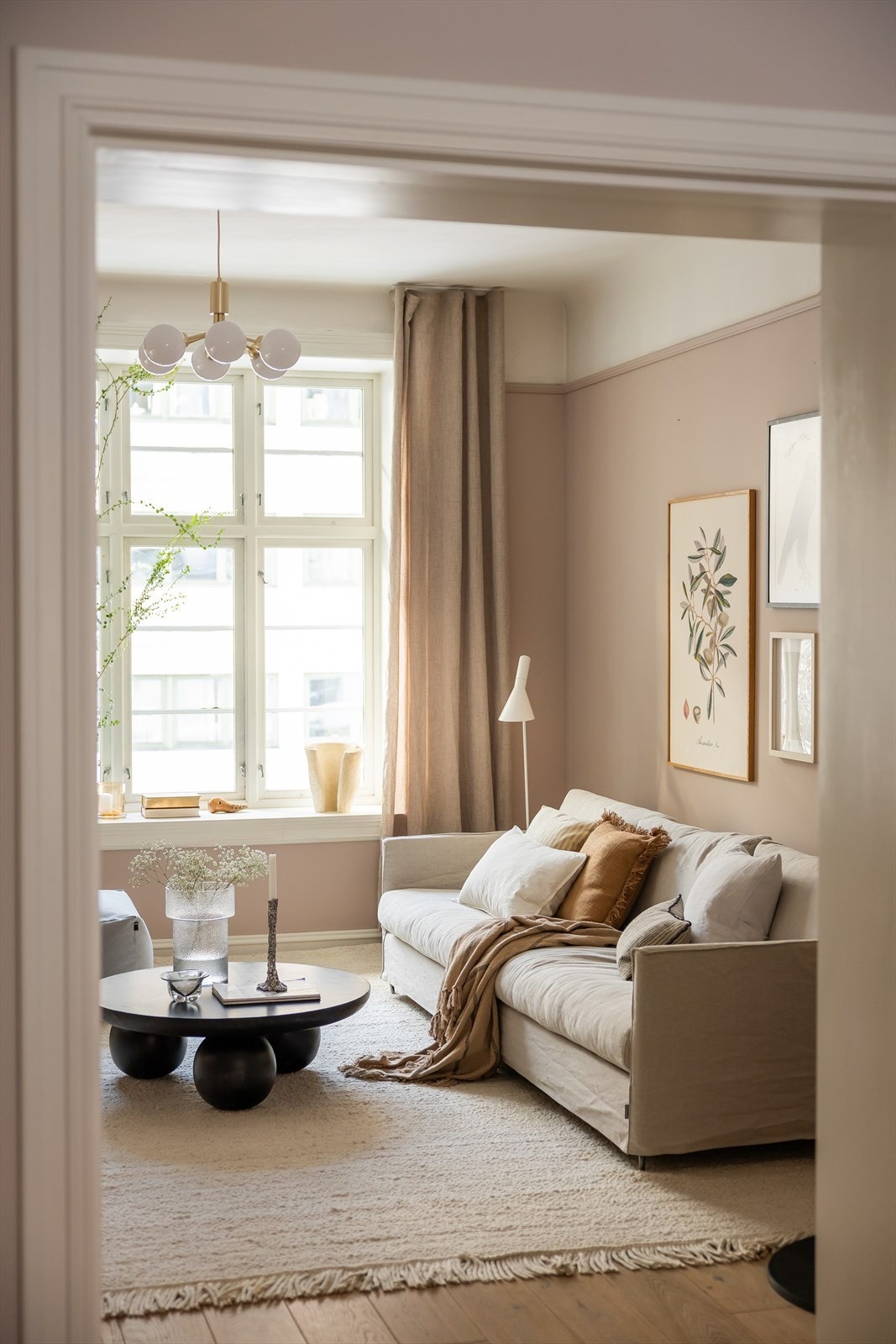 Leiligheten er preget av store vindusflater som skaper en luftig atmosfære. Galleribilde