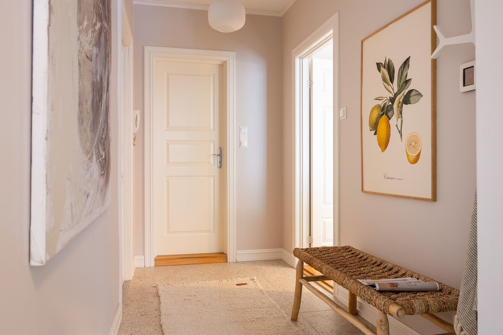 Velkommen inn! Her blir du møtt av en lys og luftig entré som gir et godt førsteinntrykk av boligen. Galleribilde