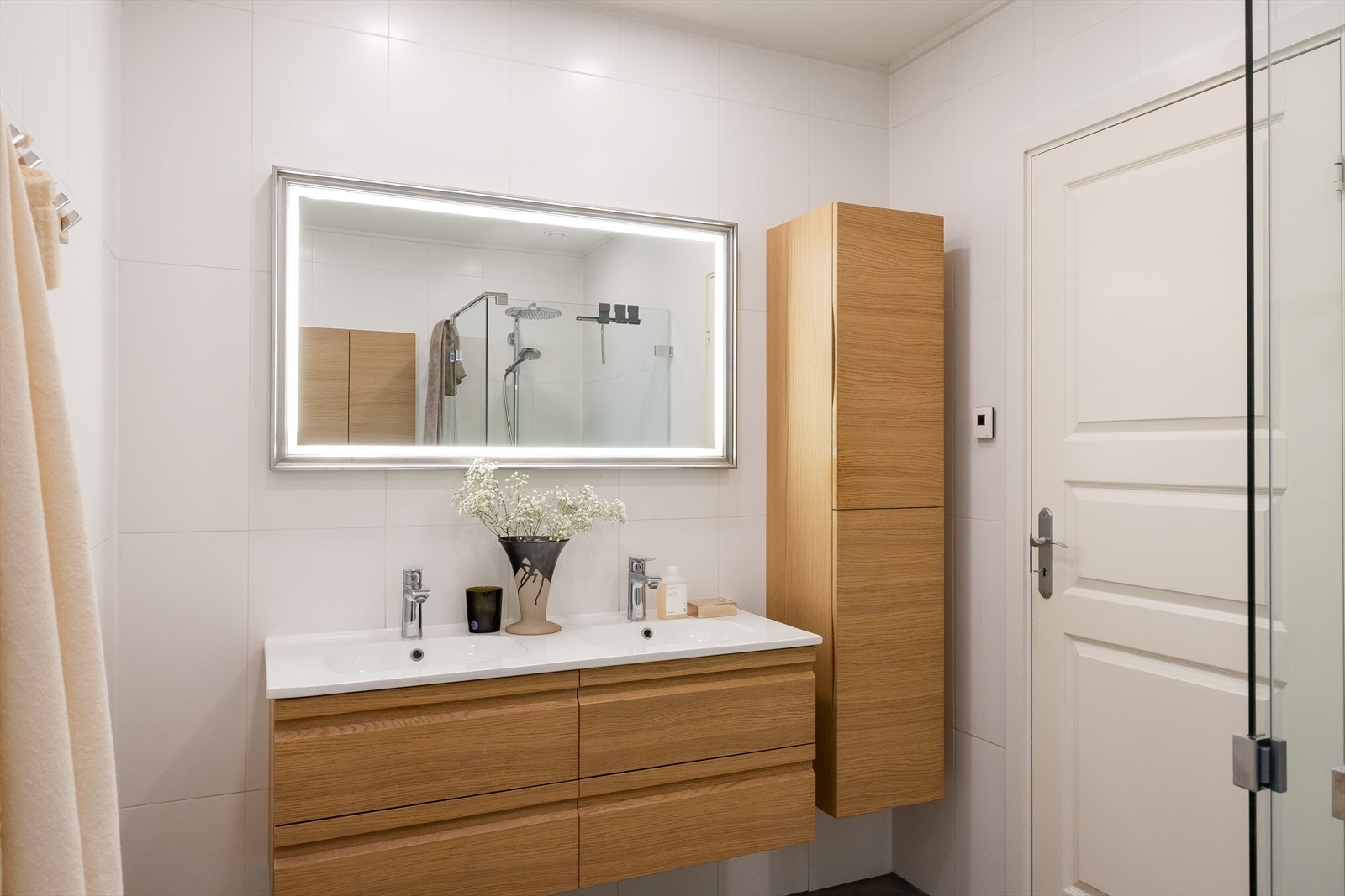 Fra hovedsoverommet er det direkte adkomst til boligens baderom. Det er også adkomst via entréen. Galleribilde