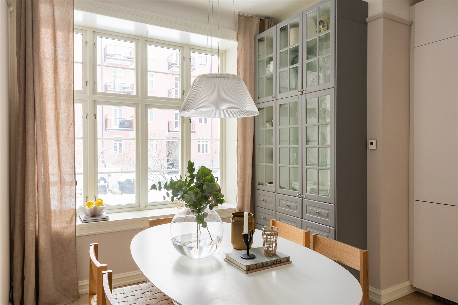 Det plassbygde skapet med glassfronter gir rikelig med oppbevaringsplass og tilfører rommet et gjennomført uttrykk. Galleribilde