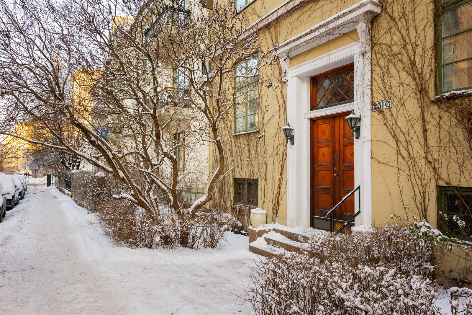 Majorstuen er kjent for sin sentrale beliggenhet med utmerkede kollektivtransportforbindelser. Schønings gate gate ligger i kort avstand fra Majorstuen T-banestasjon, som er et knutepunkt for flere T-banelinjer, så vel som buss- og trikkelinjer. Galleribilde
