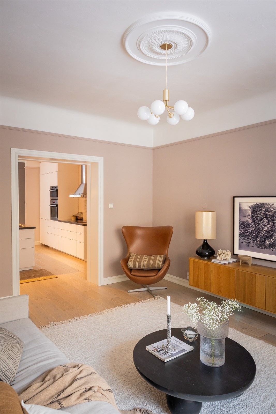 Stuen er av god størrelse med god plass til en romslig sittegruppe og tilhørende møblement. Galleribilde