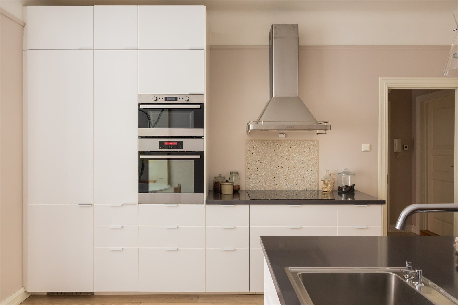 Det er integrerte hvitevarer bestående av induksjonstopp, stekeovn, oppvaskmaskin, mikrobølgeovn samt kjøl/frys, noe som gir et ryddig og helhetlig uttrykk. Galleribilde