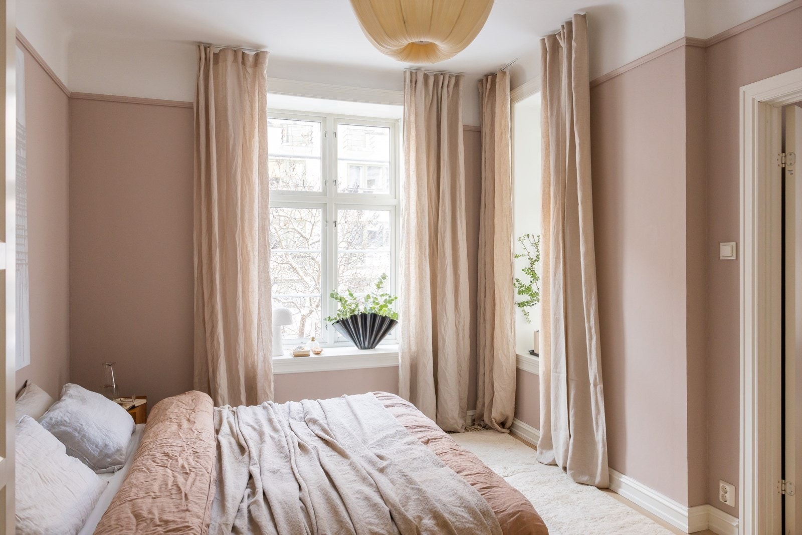 Rommet har store vindusflater med dype karmer og vender ut mot rolig gate. Galleribilde