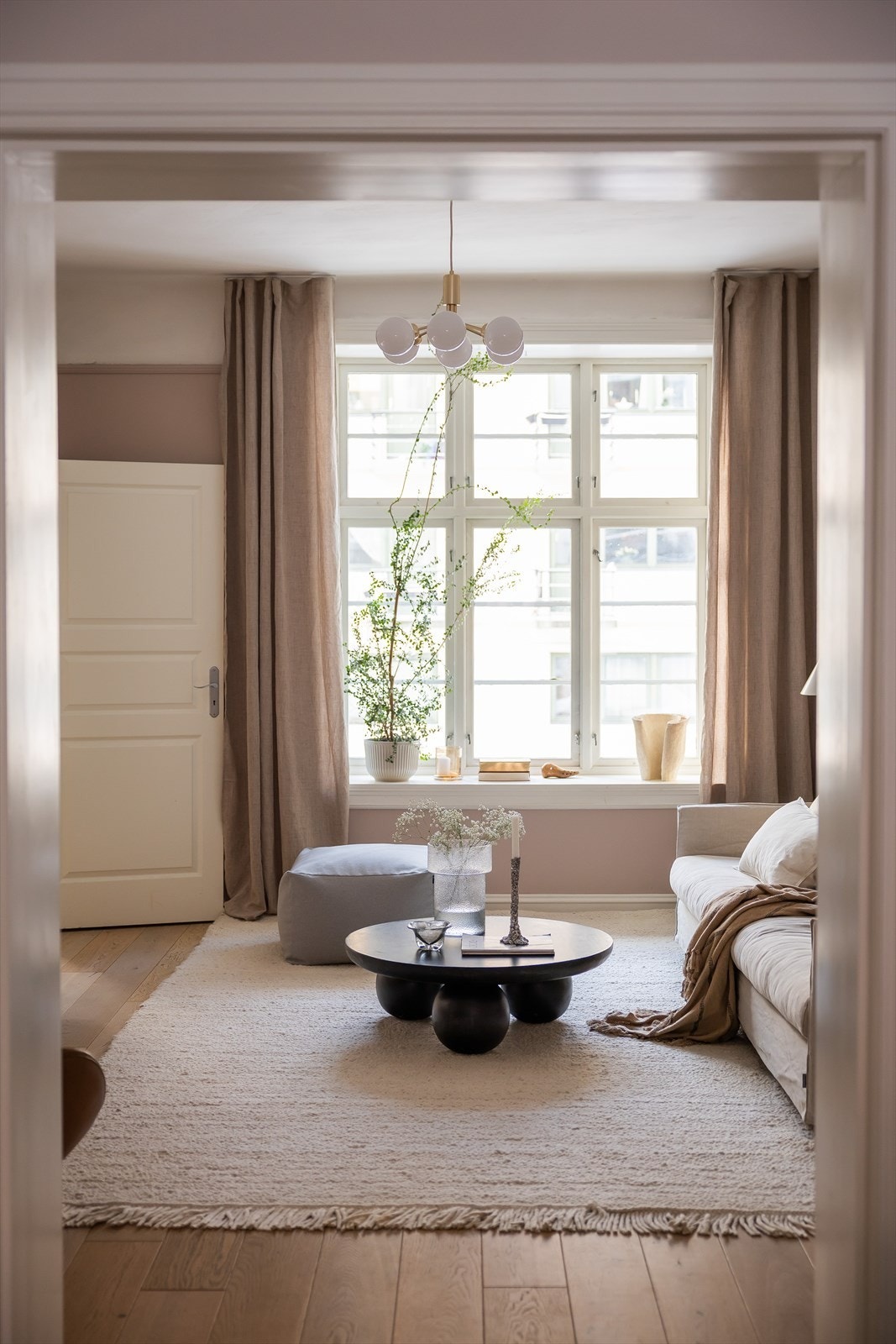 Leiligheten har en luftig romfølelse med generøs takhøyde på opptil ca. 2,9 meter, enstavs parkett og gjennomgående solide materialvalg. Galleribilde