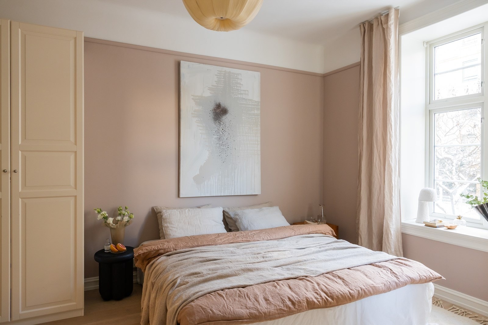 Hovedsoverommet er av god størrelse med god plass til dobbeltseng og tilhørende soveromsmøblement. Galleribilde