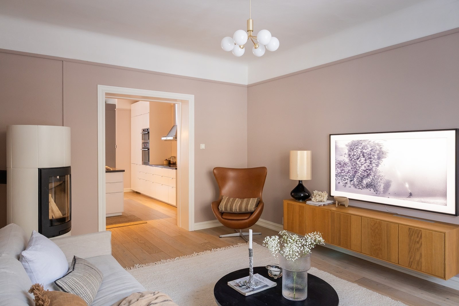 Stuen byr på kleberstensovn som gir både varme og karakter. Galleribilde