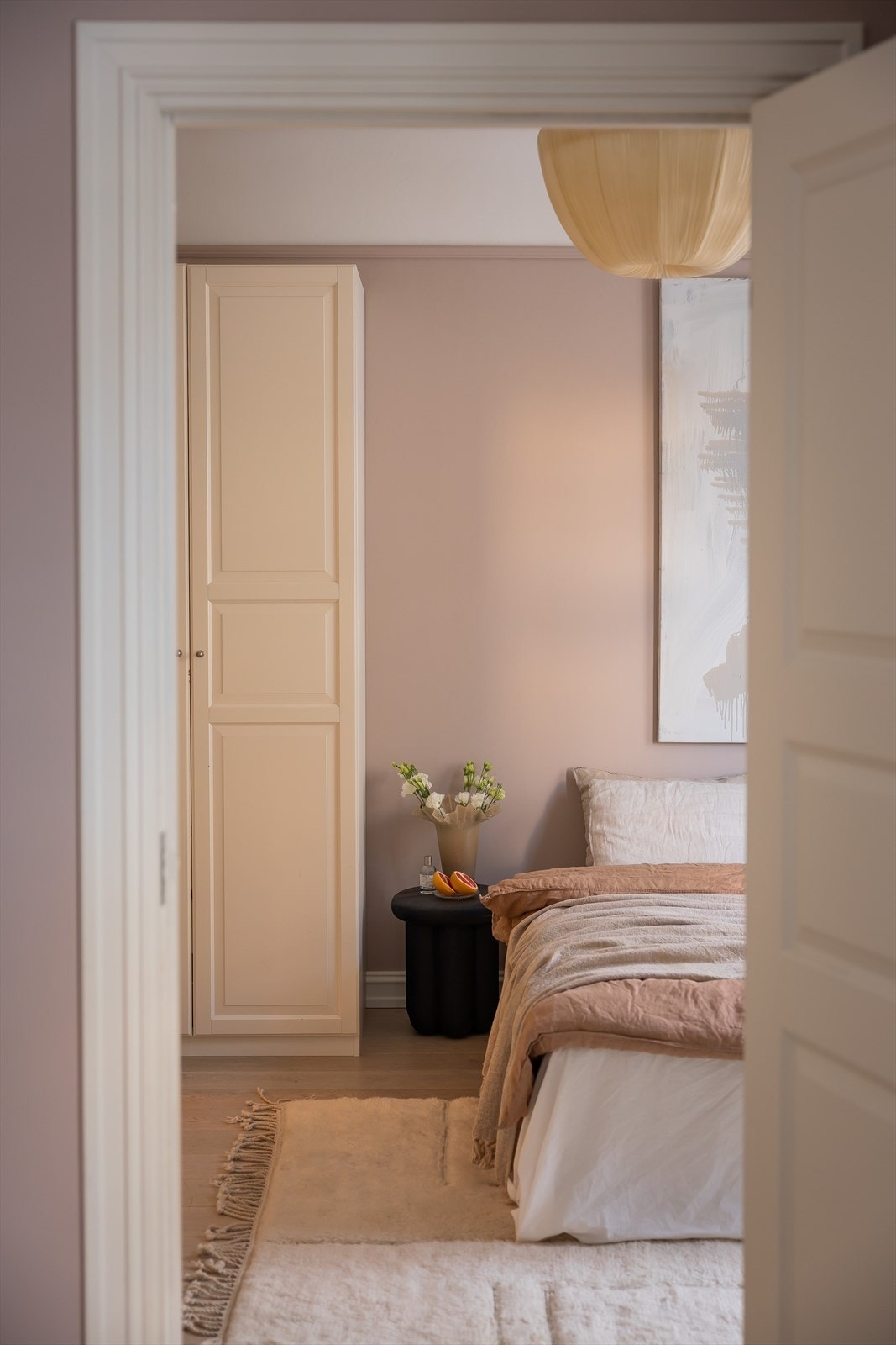 Fra stuen er det adkomst til boligens hovedsoverom. Galleribilde