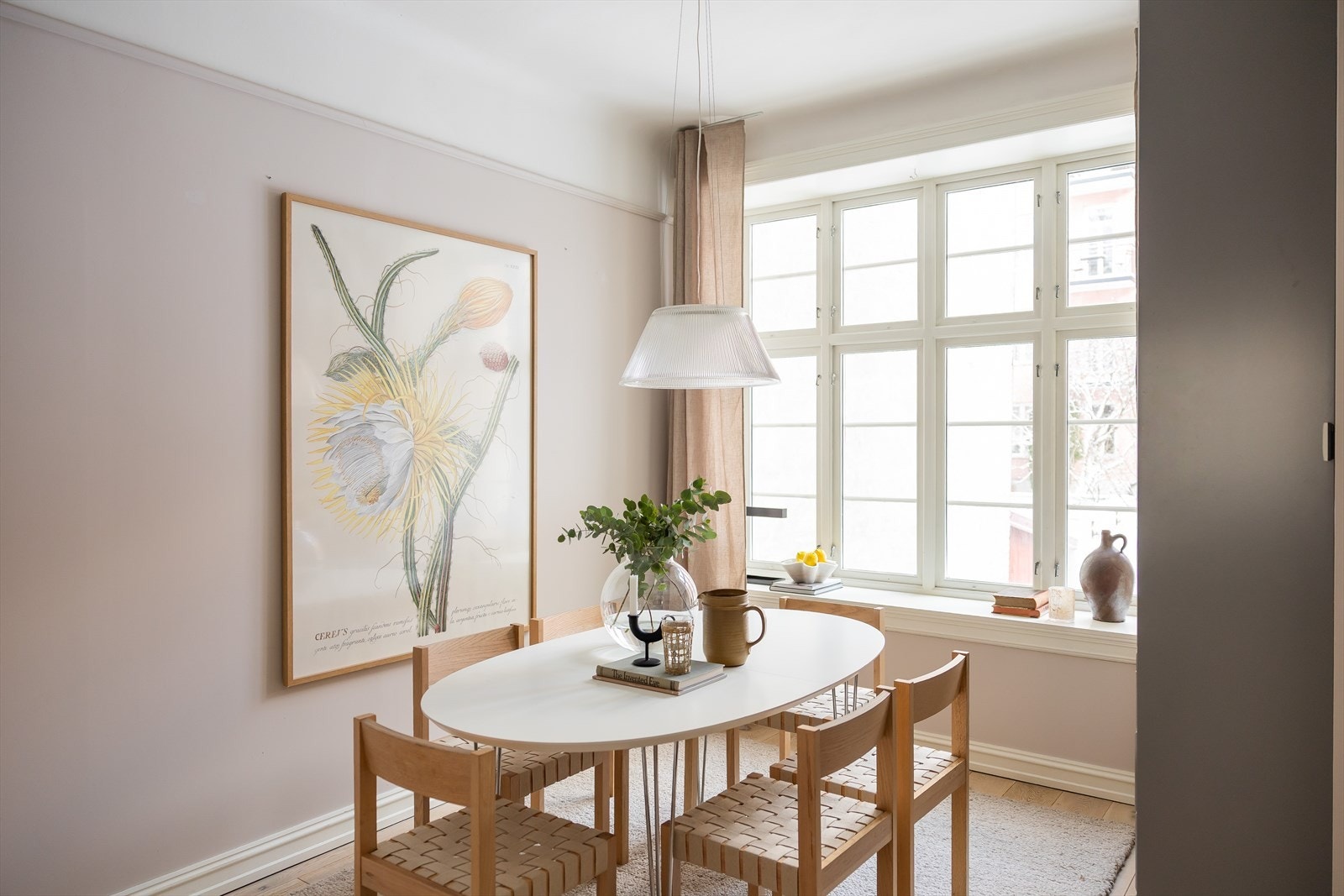 Kjøkkenet har god plass til et romslig spisebord, som gir fine rammer for både hverdagsmåltider og sosiale sammenkomster. Galleribilde