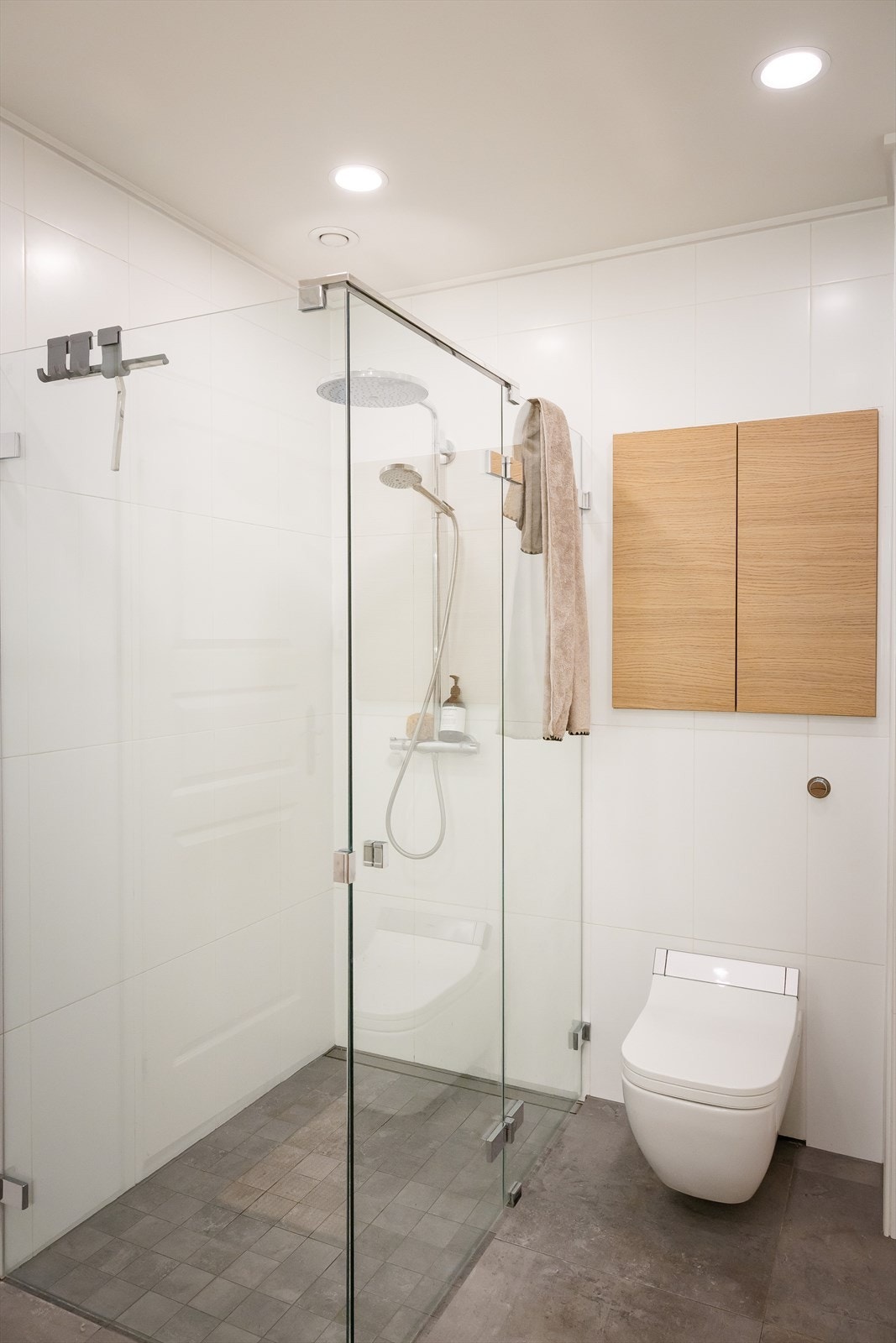 Gulvet består av fliser på betong og det er varmekabler i gulvstøpet. Galleribilde