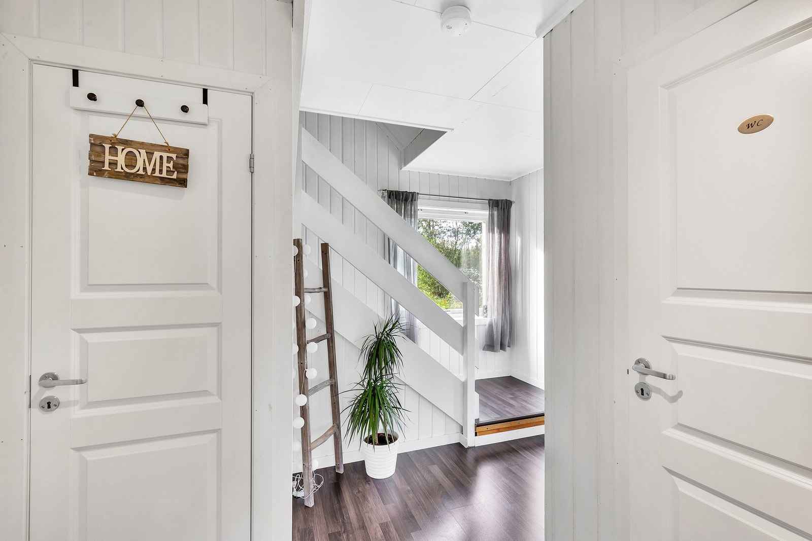 Trappen fører opp til boligens 2.etasje med bad og 3 soverom. Galleribilde