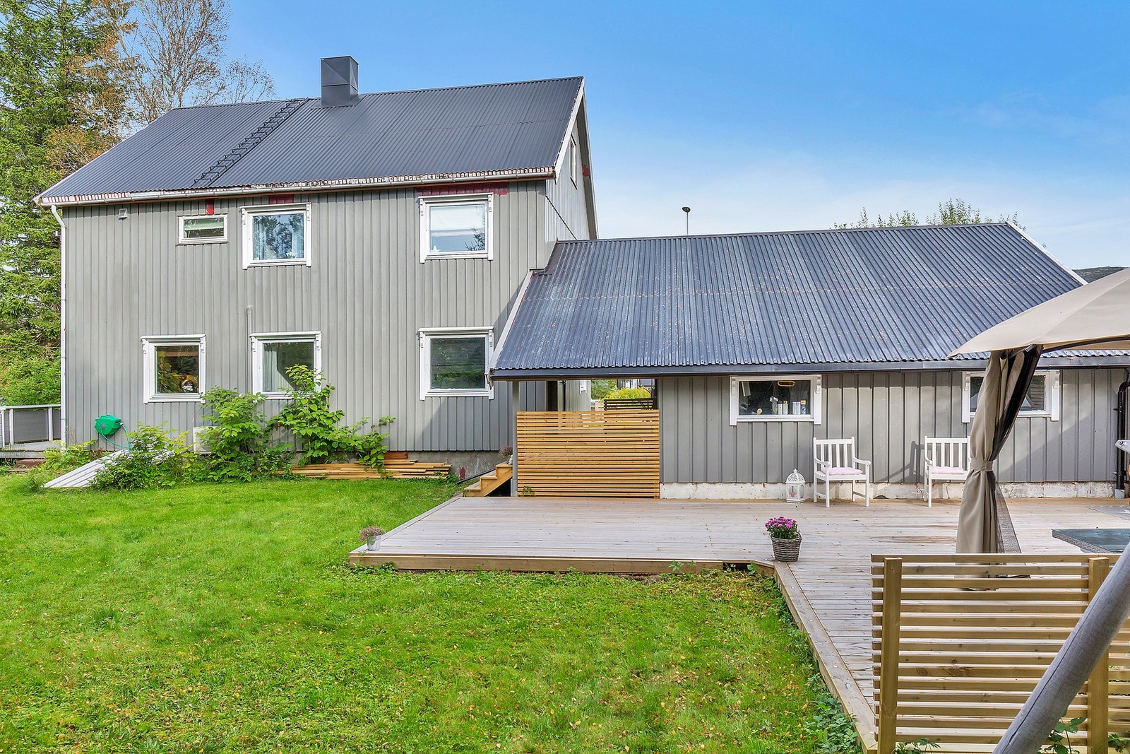 Innholdsrik enebolig som er både tilbygd og oppgradert siden byggeår. Galleribilde