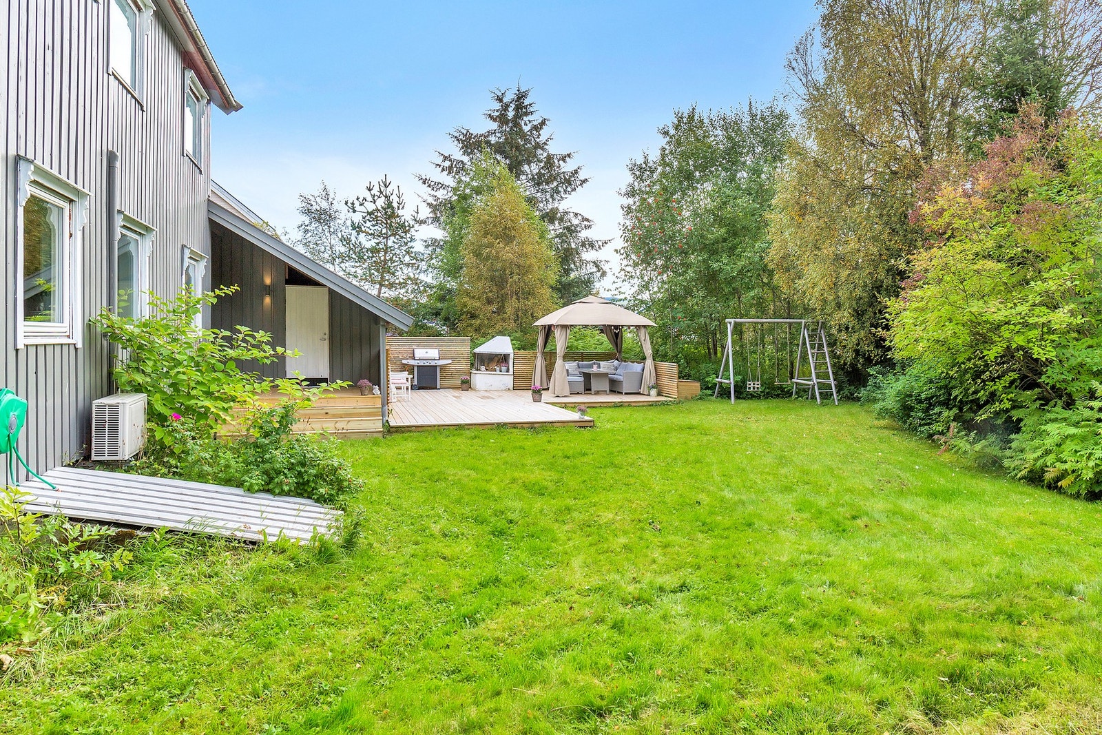 Frodig hage som er både barnevennlig og skjermet fra innsyn. Galleribilde