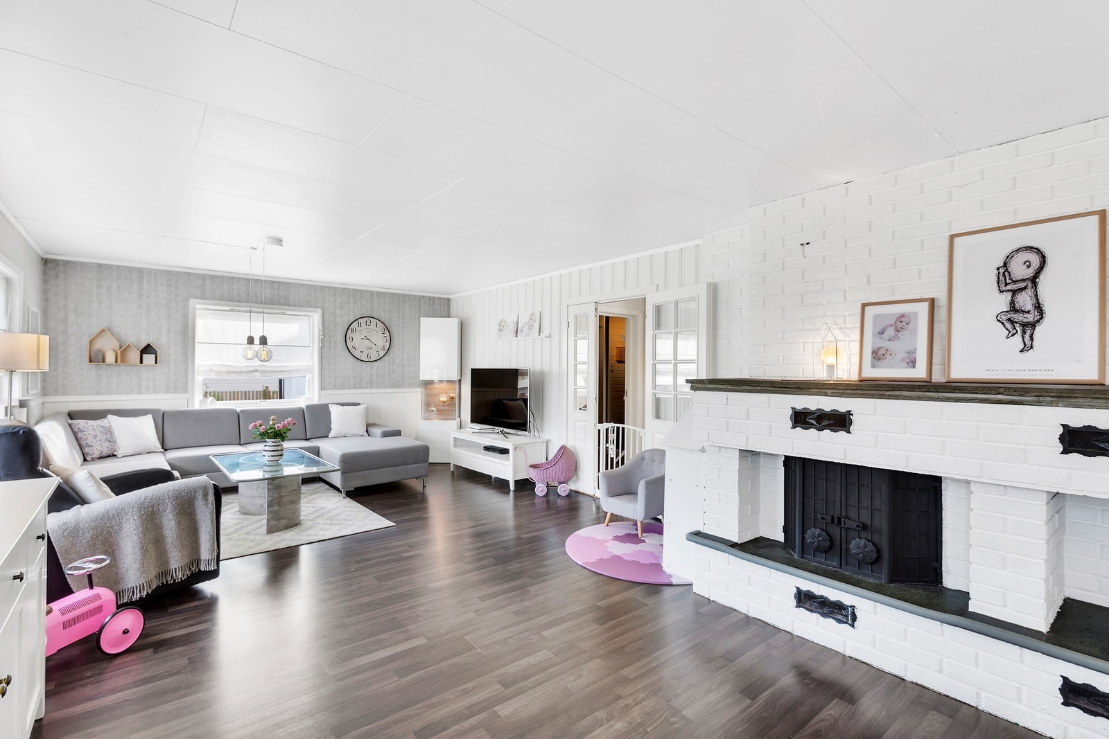 Hovedplanet består av vindfang, gang m/trapp, stue, kjøkken og toalettrom. Galleribilde