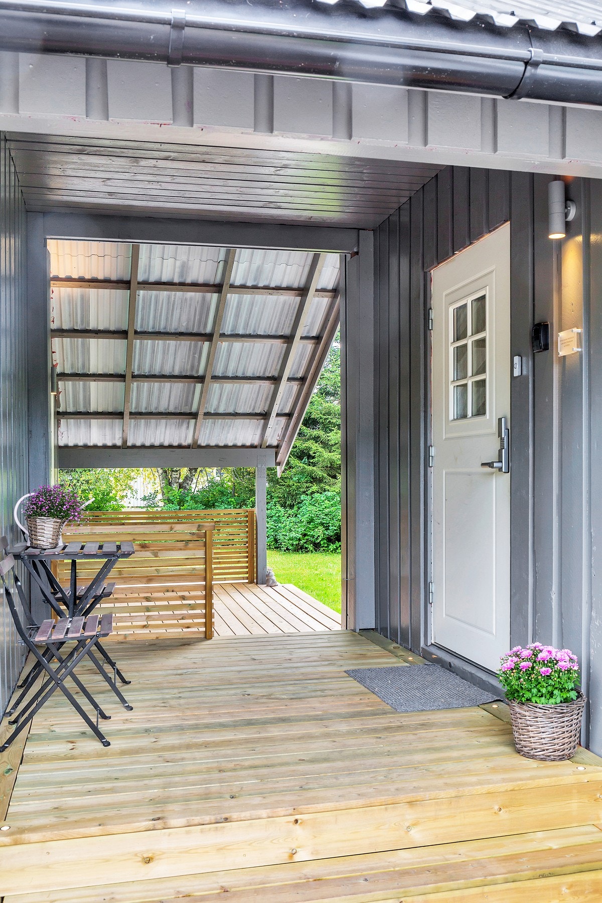 Skjermet og praktisk inngangsparti med takoverbygg. Galleribilde