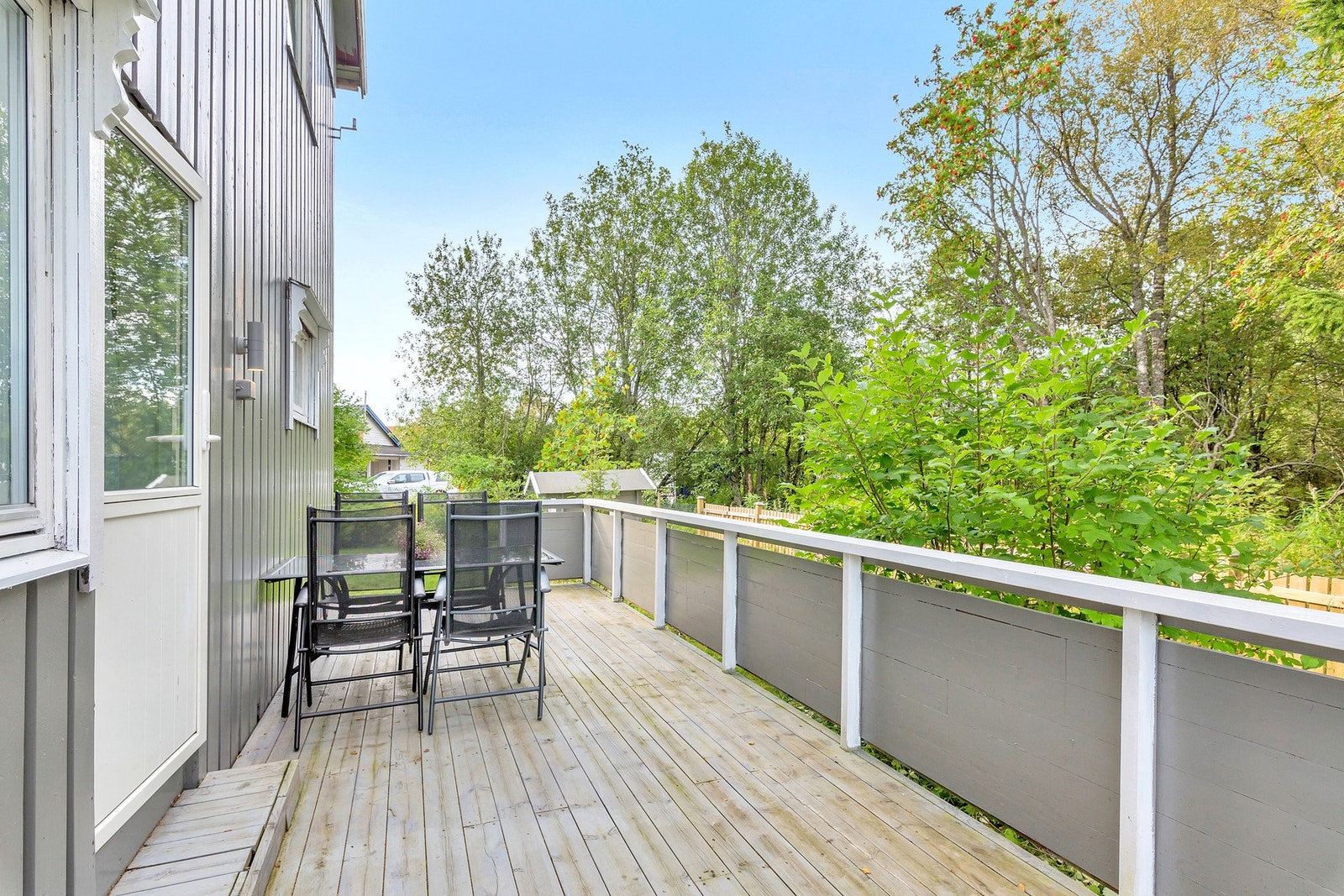 Vestvendt terrasse med direkte adkomst fra stuen. Galleribilde